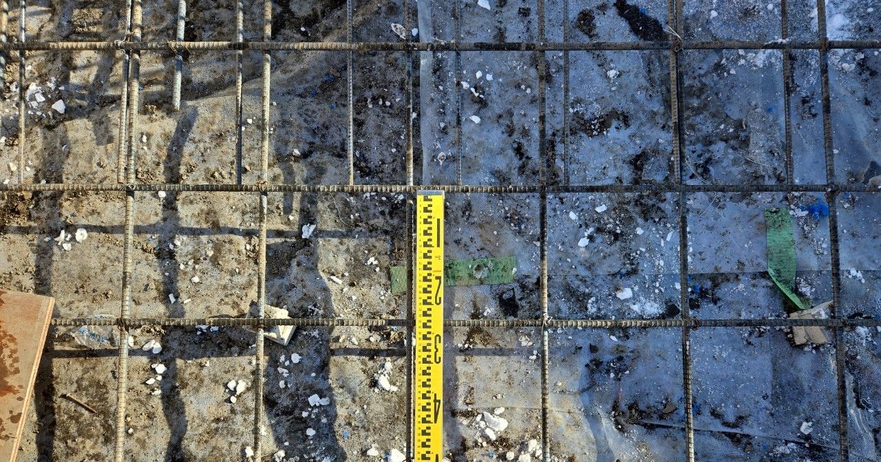 鉄筋の間隔・形状などを確認しております。