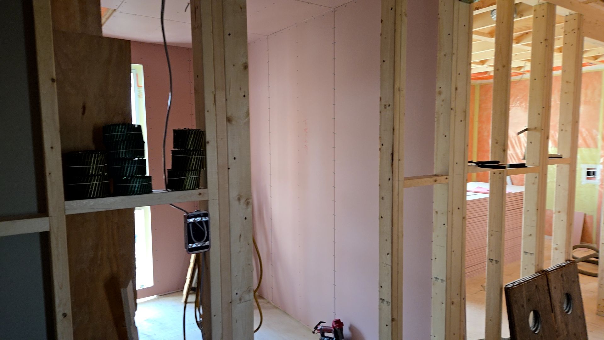 一部、壁の耐火ボードも貼られました。