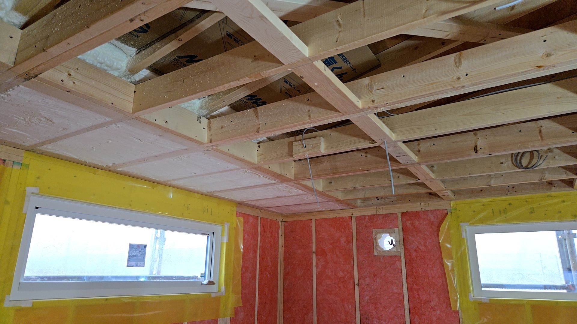 隙間のないよう丁寧に充填作業を行いました。