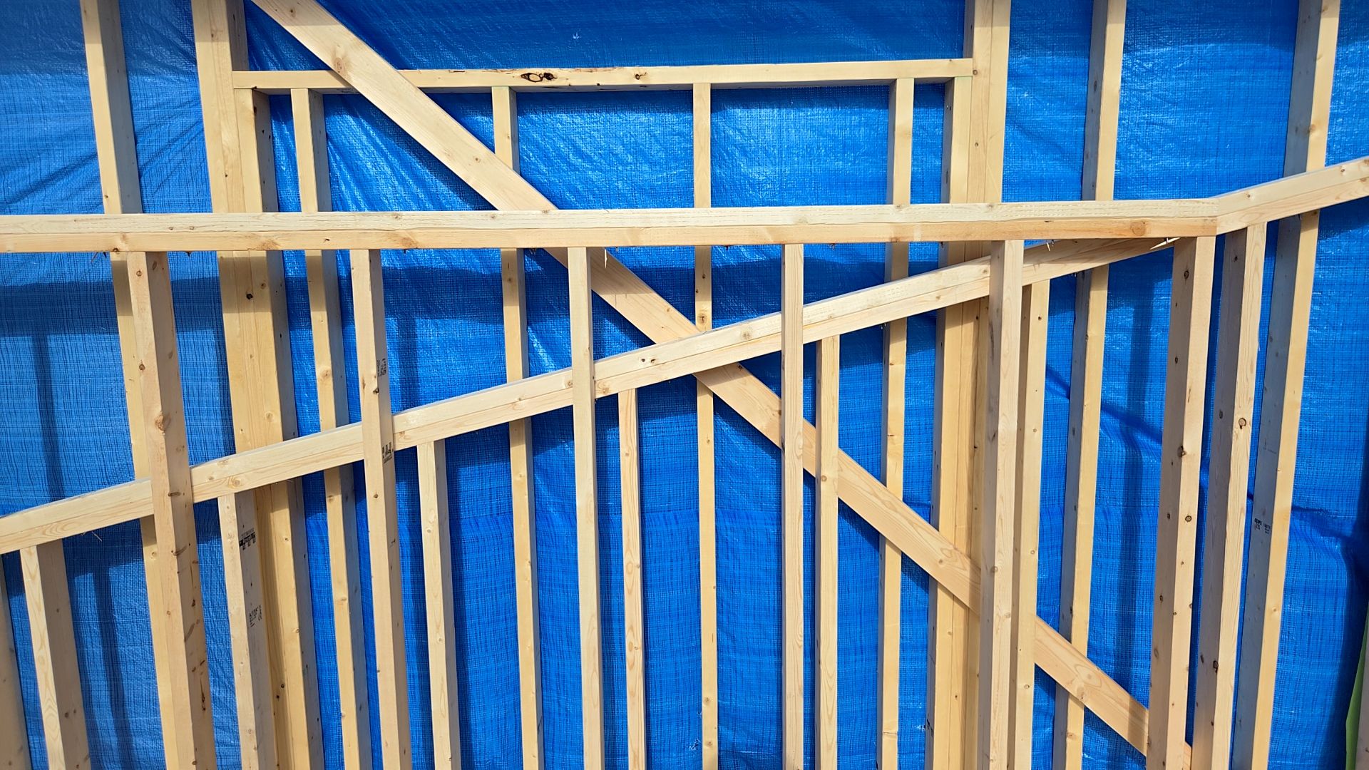 使用する釘・金物等図面を確認しながら、正確に施工を行っています。