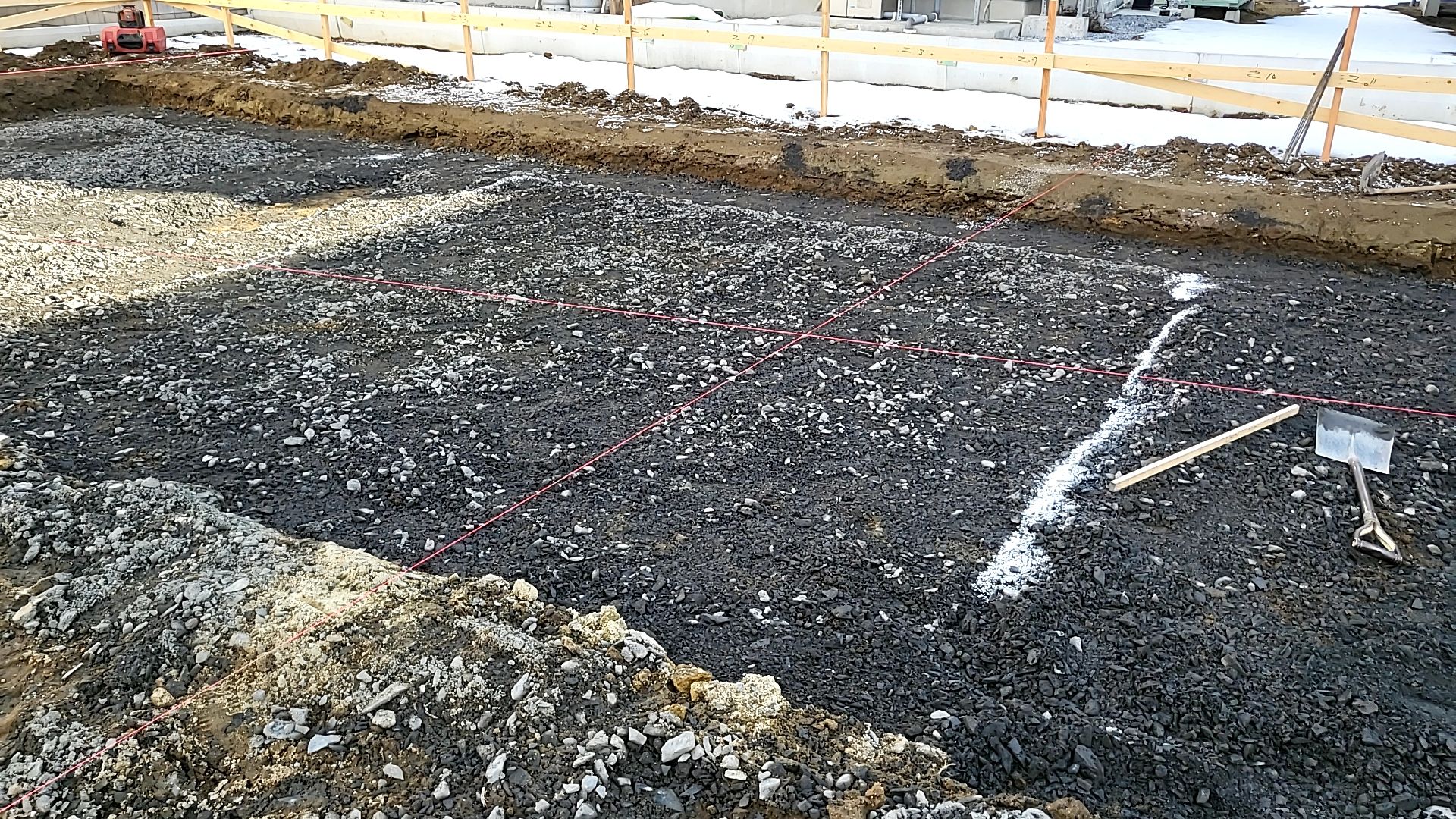 基礎の通り芯に水糸を張り、確認しながら作業しております。