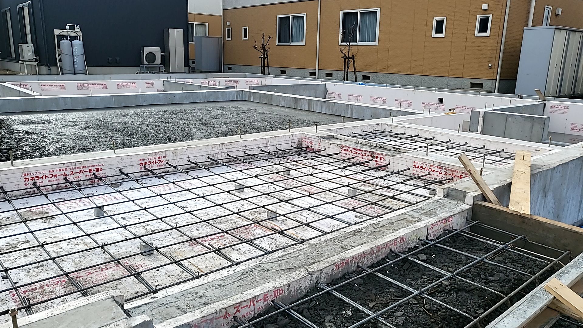 コンクリートの強度を確認して打ち込みを行います。