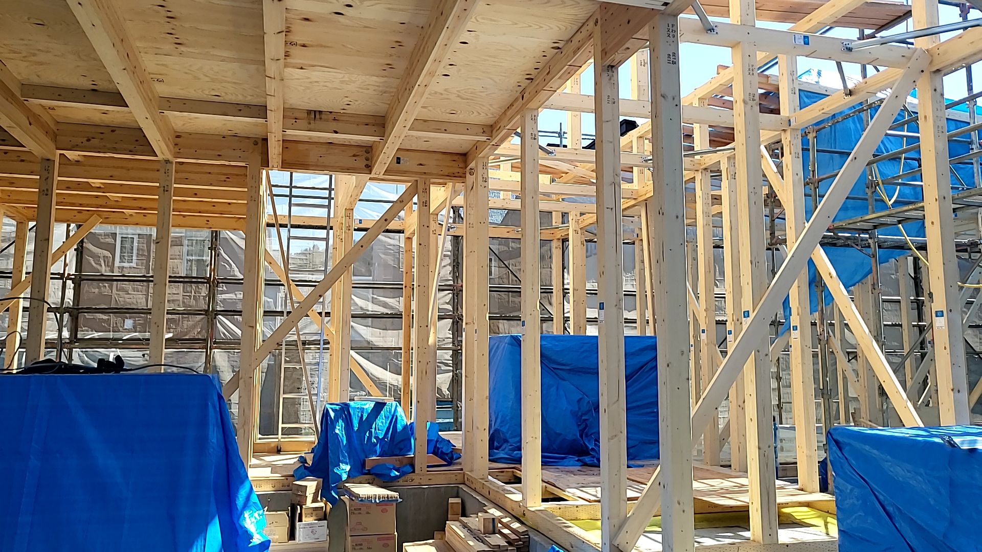 養生の隙間から入り込んだ雨水を取り除いていきます。