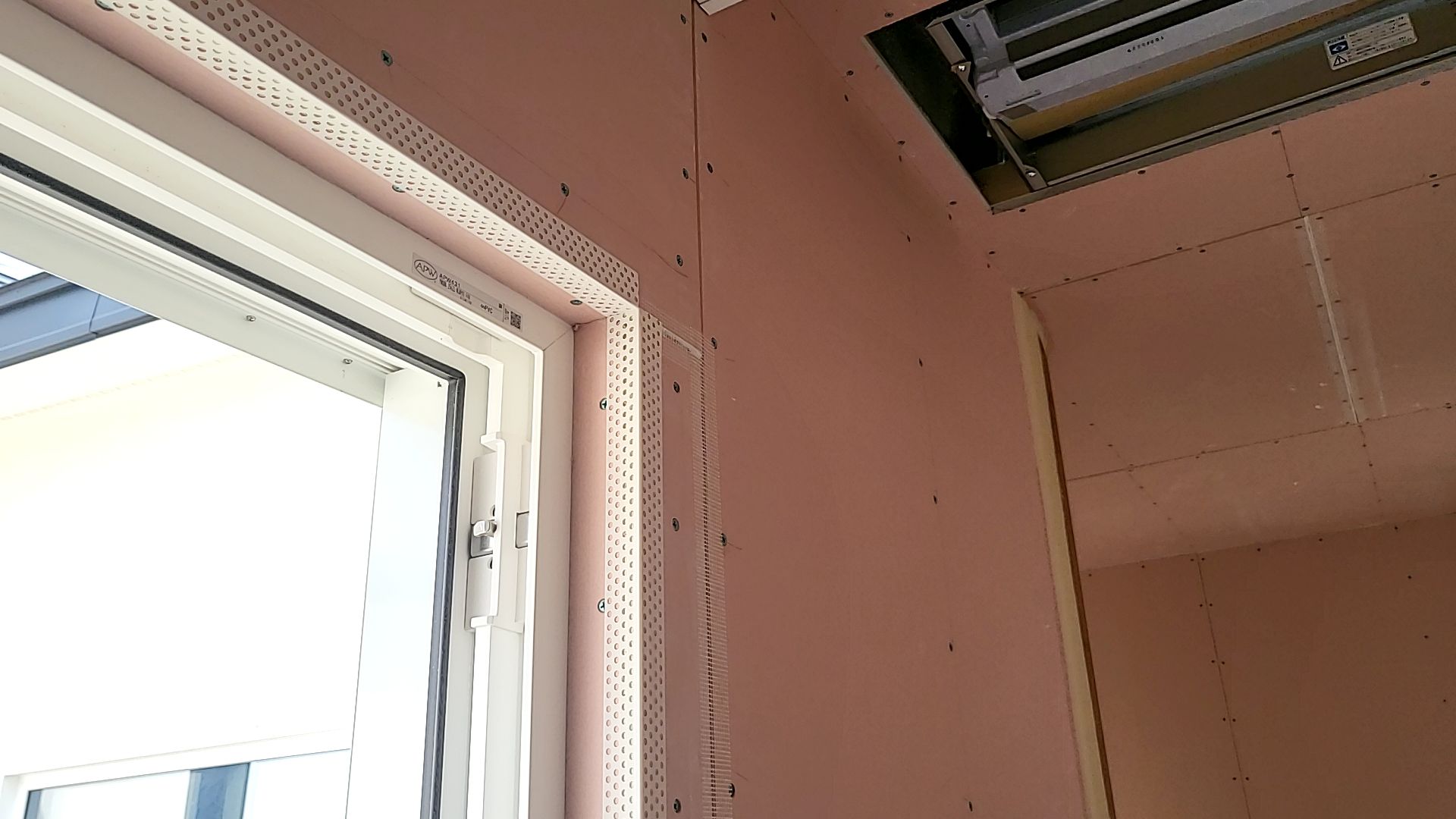 ボードのジョイント部分のひび割れ防止の補強としてテープを貼っております。