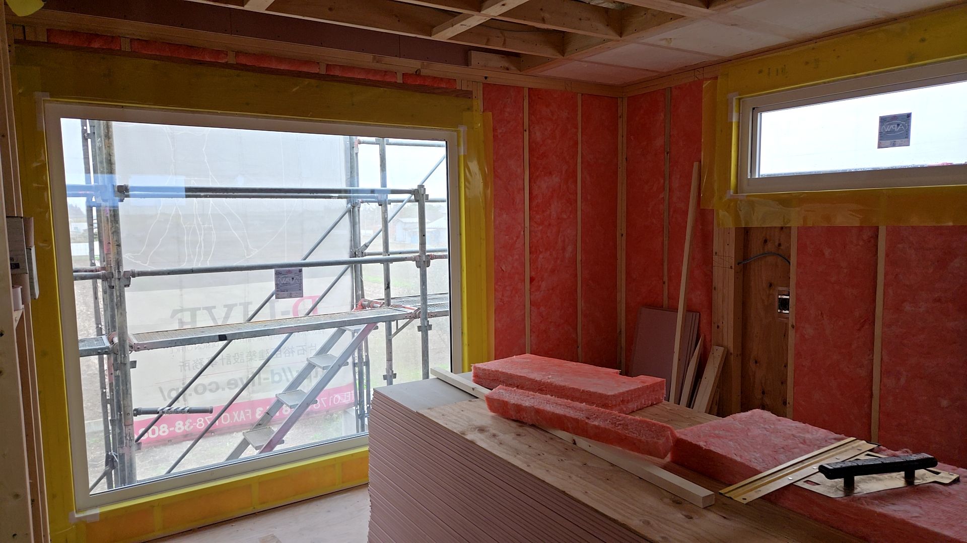 引き続き断熱材の充填工事が進められております。