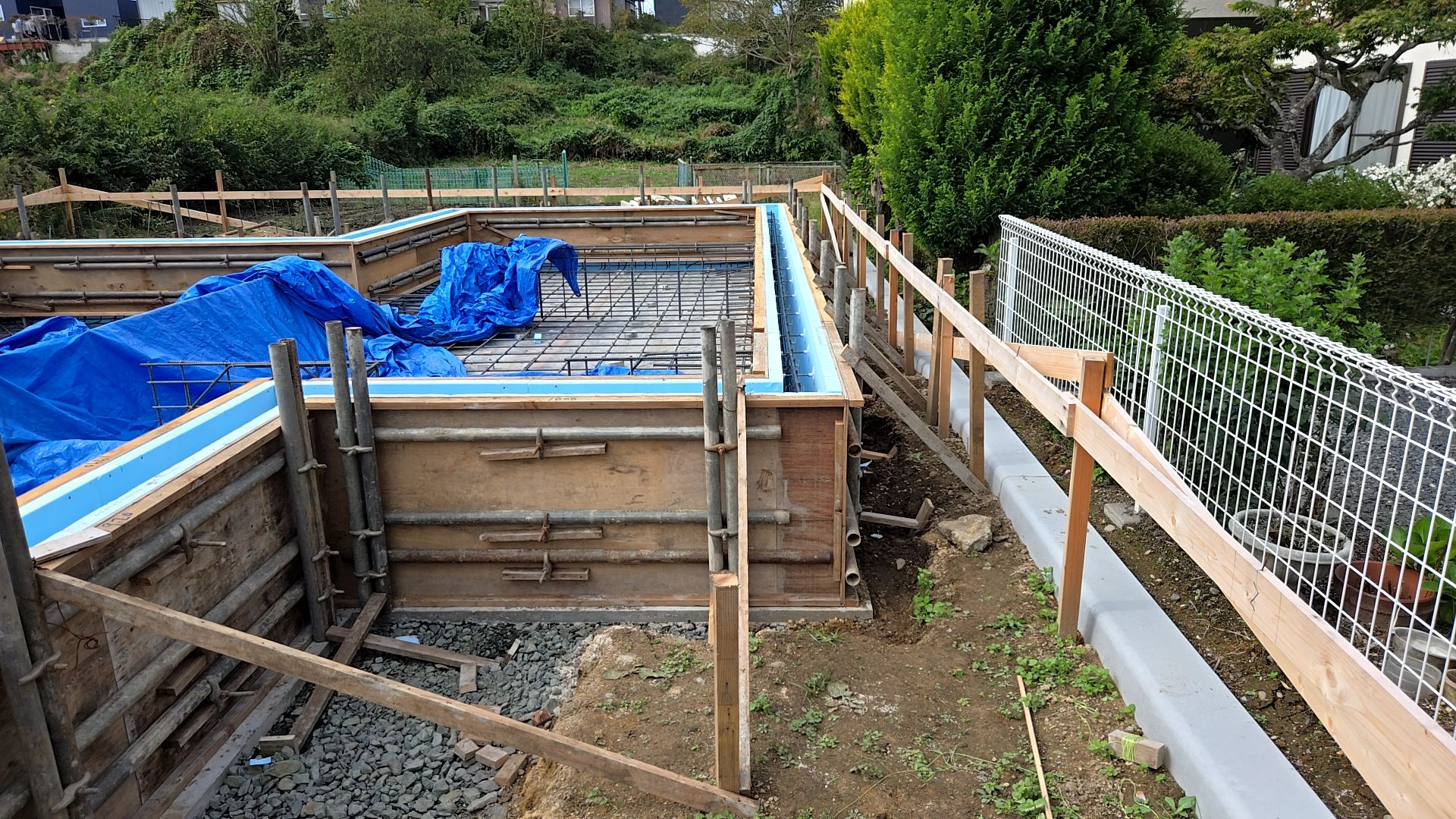 枠の調整を行っている様子です。