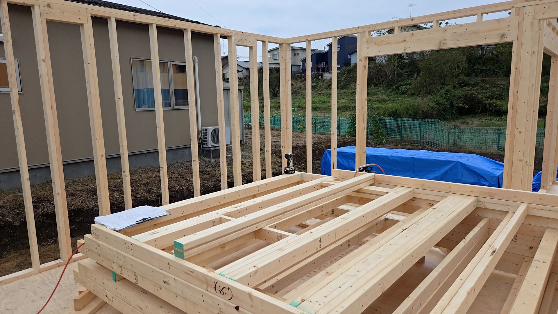 正確な位置に壁を起こしていきます。