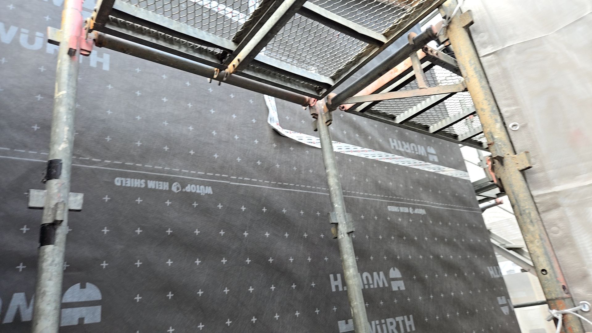 防水テープを用いて、シートの重ね部分をテープ処理しています。