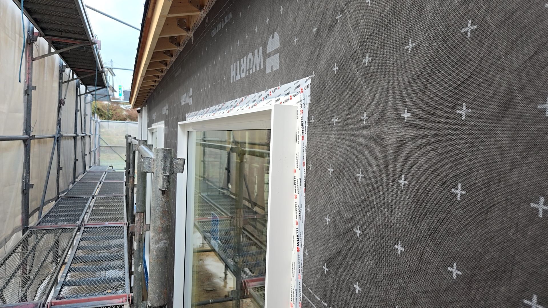 防水紙が貼られている様子です。