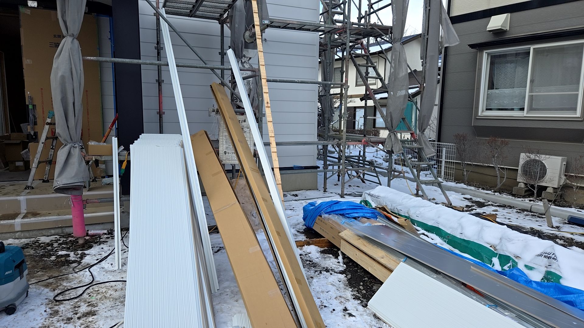 建築による外壁貼りの様子です。高所作業のため安全に十分気を付けながら、事故やケガのないよう作業を進めております。