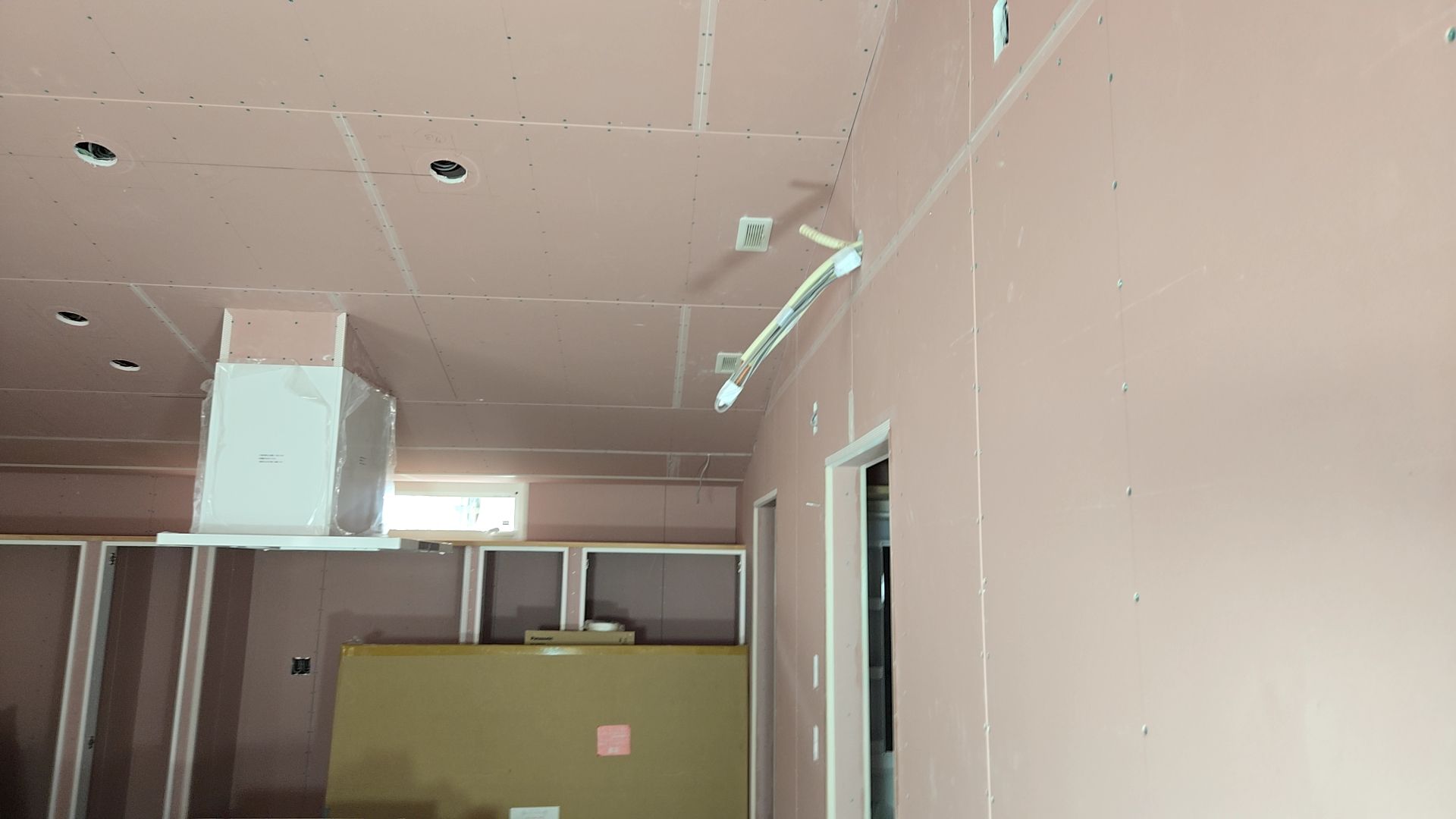 これより、壁紙を貼る前のパテ掛けが行われていきます。不陸をなくすよう丁寧に施工を行っていきます。