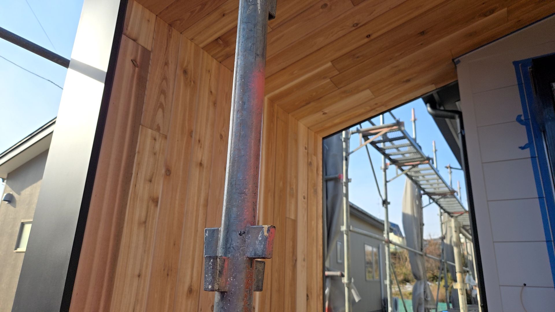 建築による造作工事が行われております。ポーチ部分の天井板張りが終了しました。