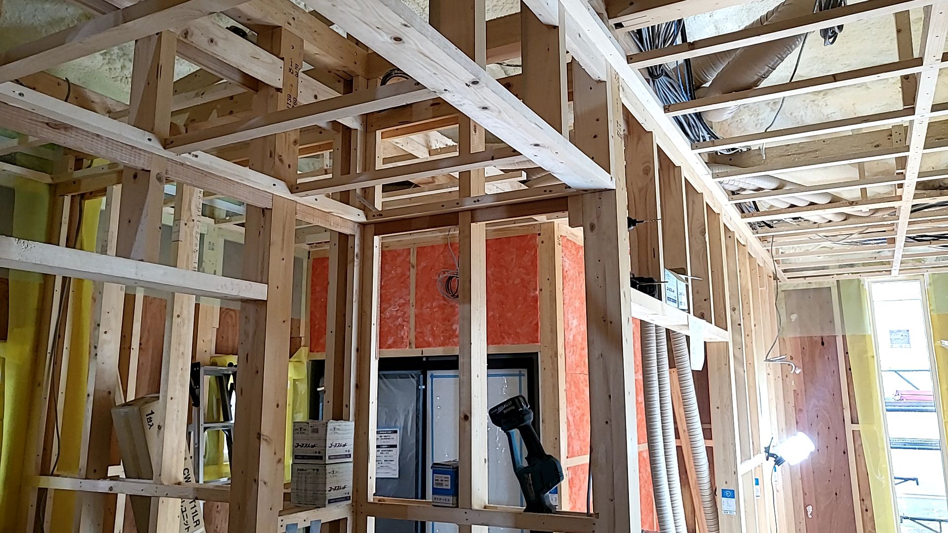 天井の下地造作工事の様子です。