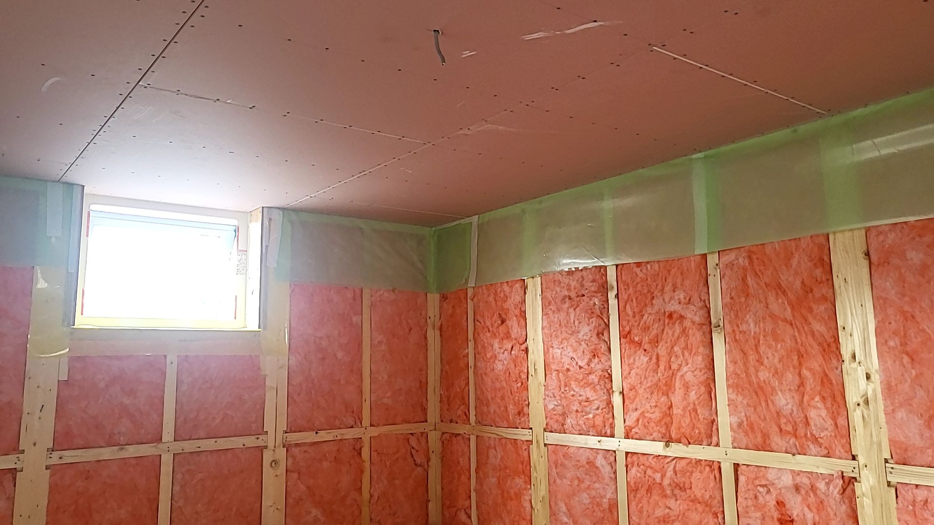 引き続き断熱材の充填も行われております。