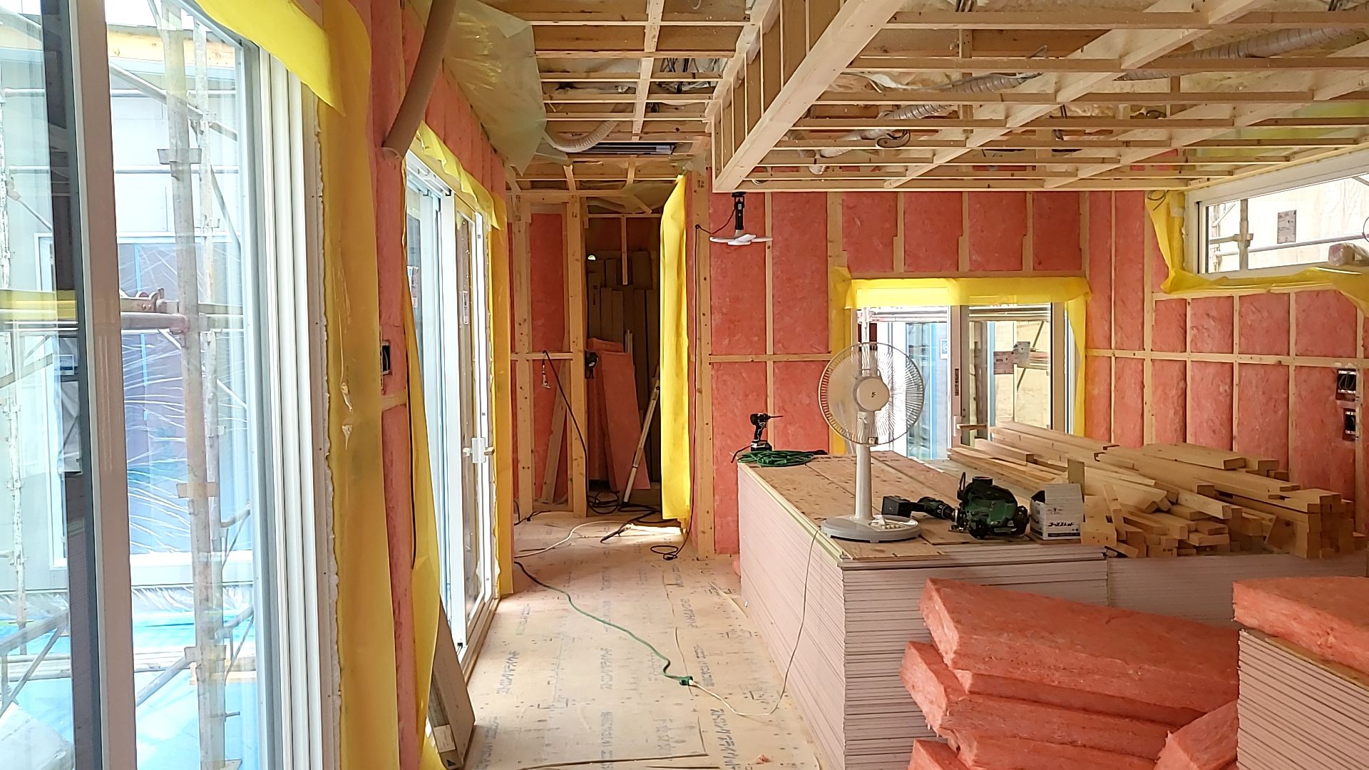 現場内をきれいに片付けながら、作業を進めております。