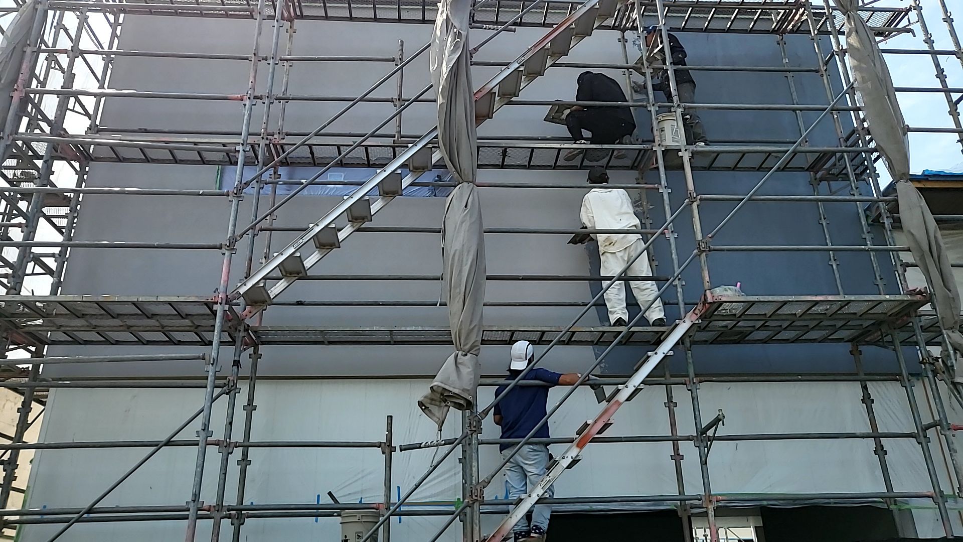 引き続き、塗り壁の仕上げが行われております。