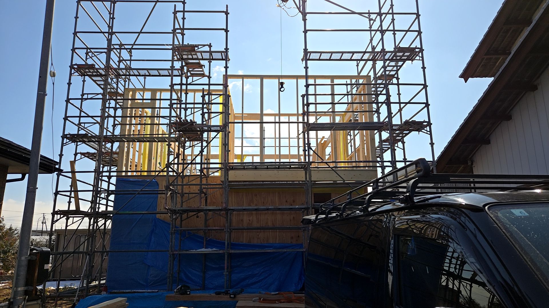 壁組みが行われている様子です。図面を作成しながらの作業となります。