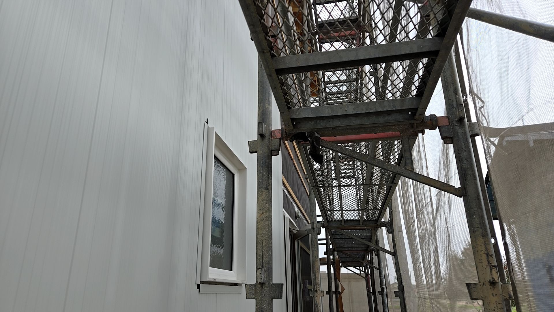 外壁張りが行われている様子です。