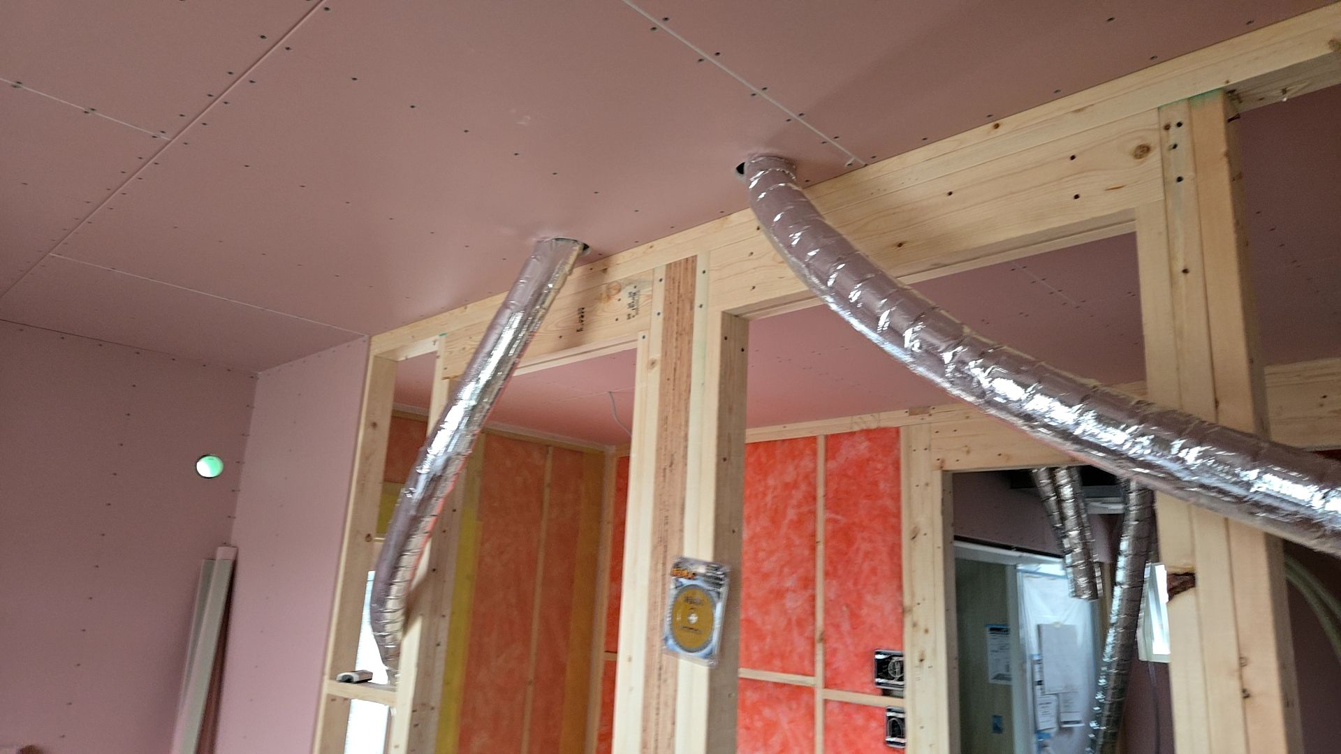 図面を確認し、位置の間違いのないよう施工しております。また経路図などのを確認しながら作業を進めています。