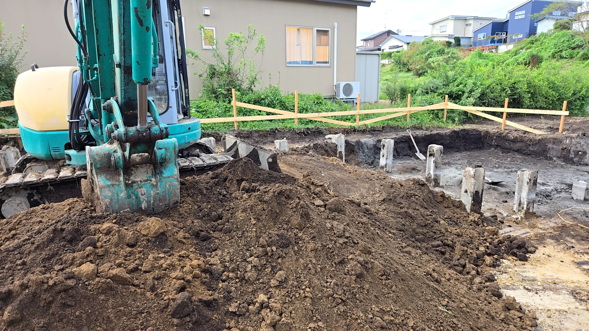 引き続き、根堀工事が進められています。