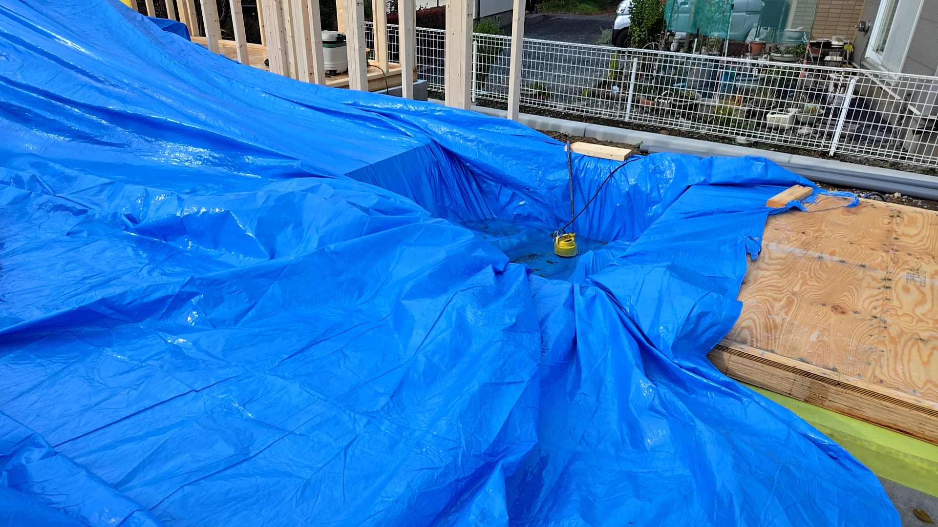 午後から雨水の掻き出しを行いました。