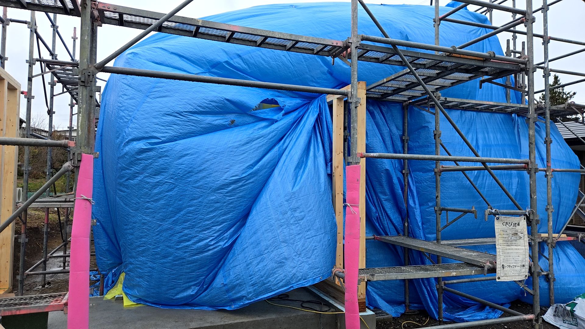 本日は午前中が雪だったため、養生をはがさずに施工しております。