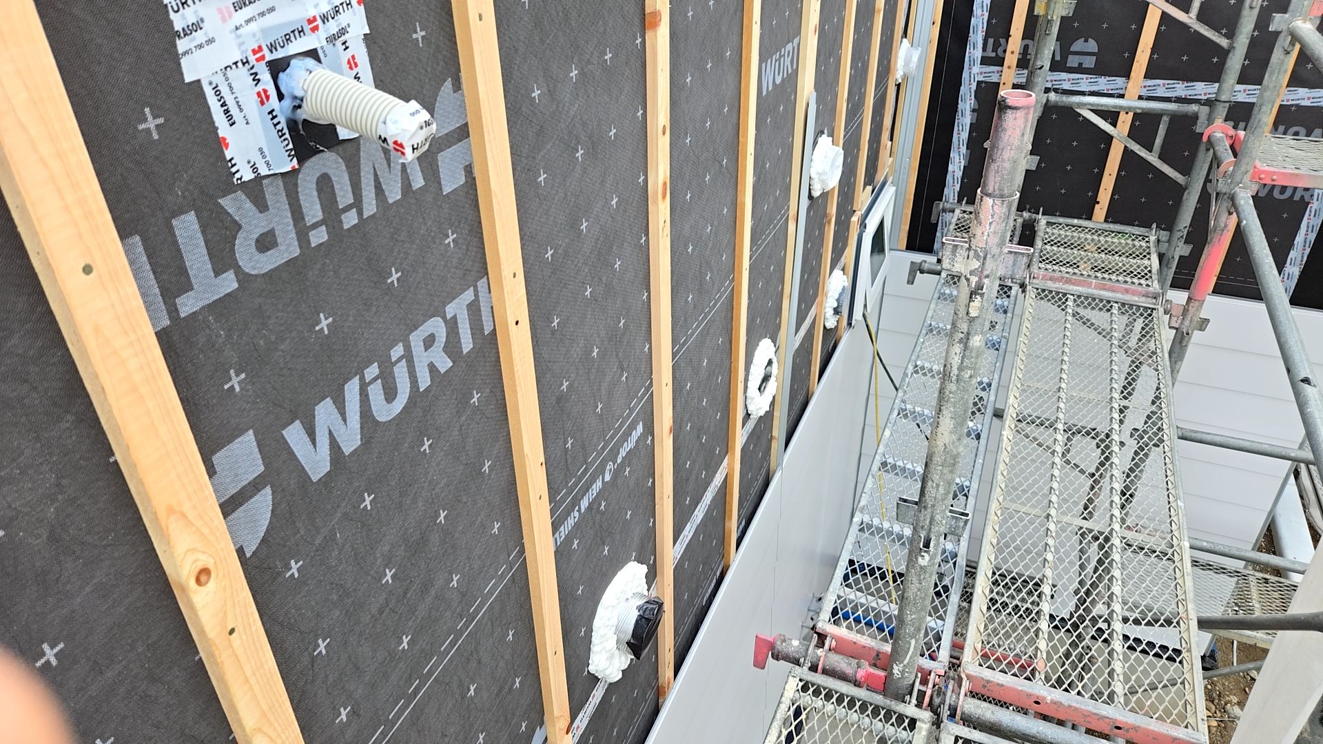 外壁貼りが行われております。キズや汚れが付かないよう丁寧に作業を進めております。