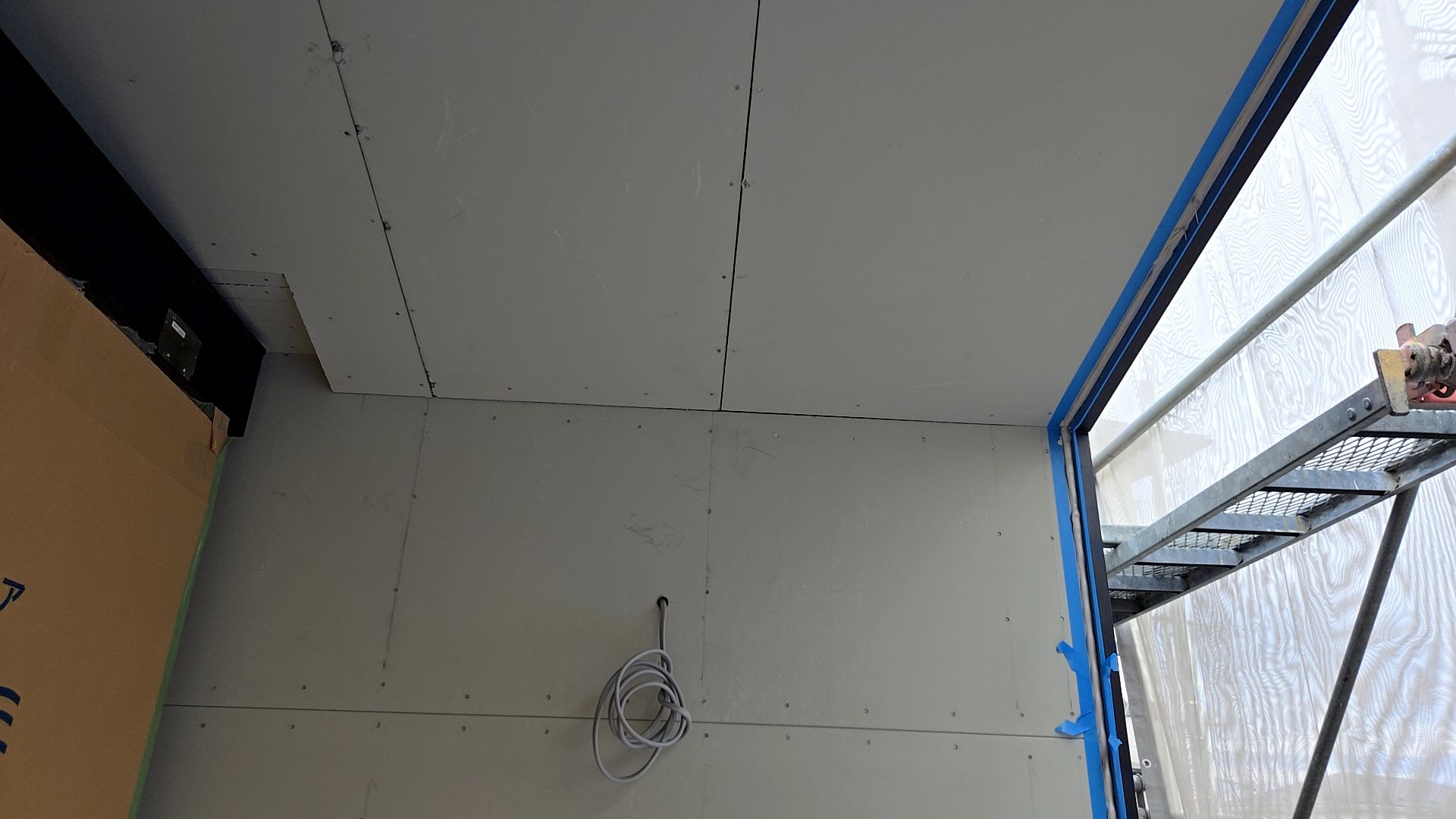 引き続き塗装業者による外壁のコーキング工事が進められております。