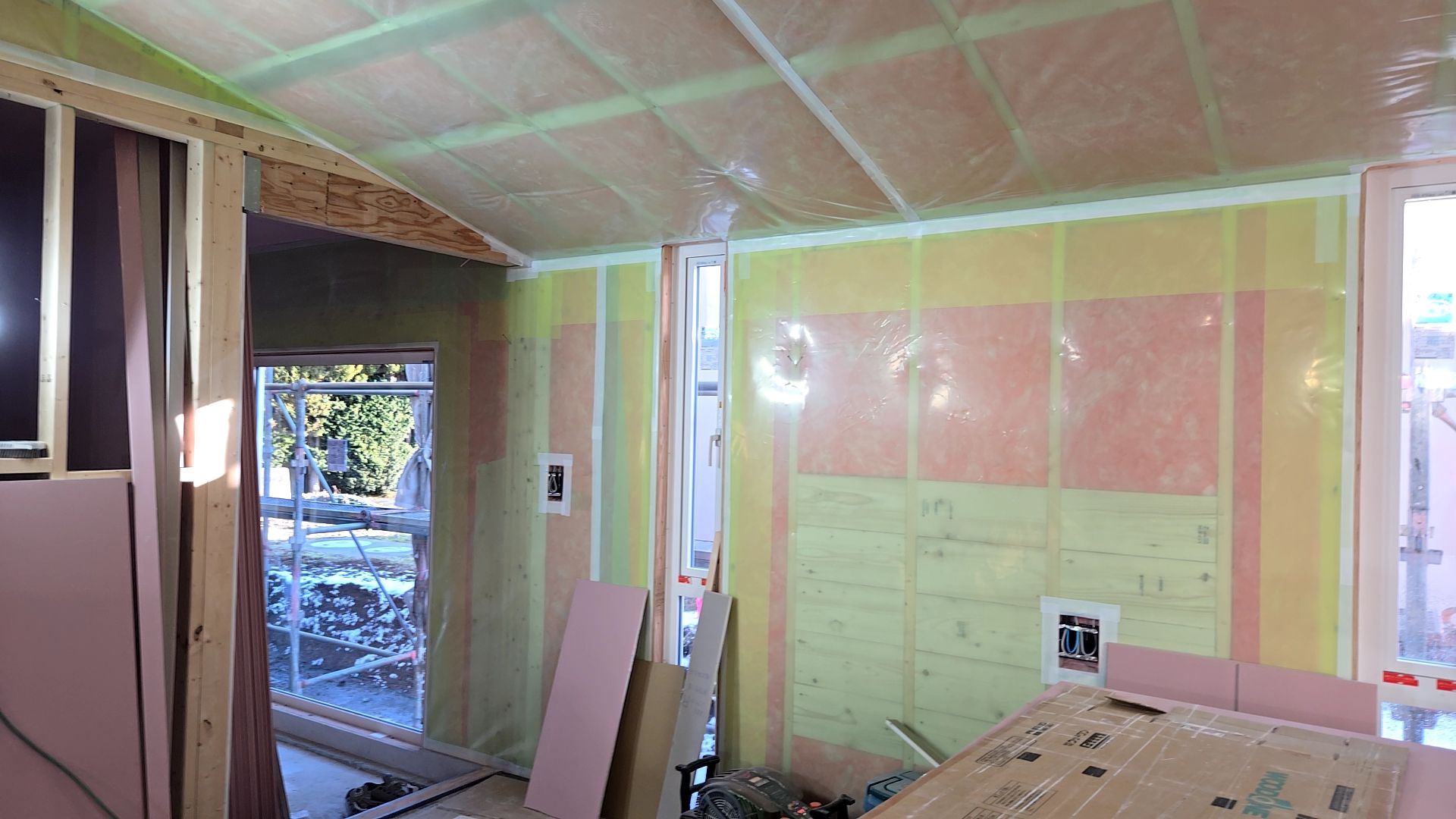 シワやヨレがないよう防湿ビニールを貼り、これからボードを貼っていきます。