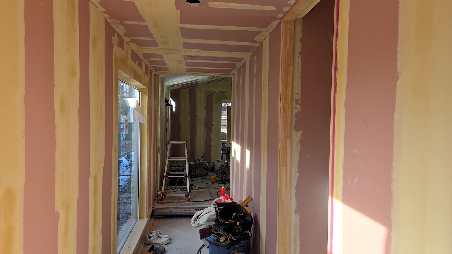 不陸が出ないよう、ペーパー掛けを丁寧にすることでクロスを貼った際の仕上がりが美しくなります。