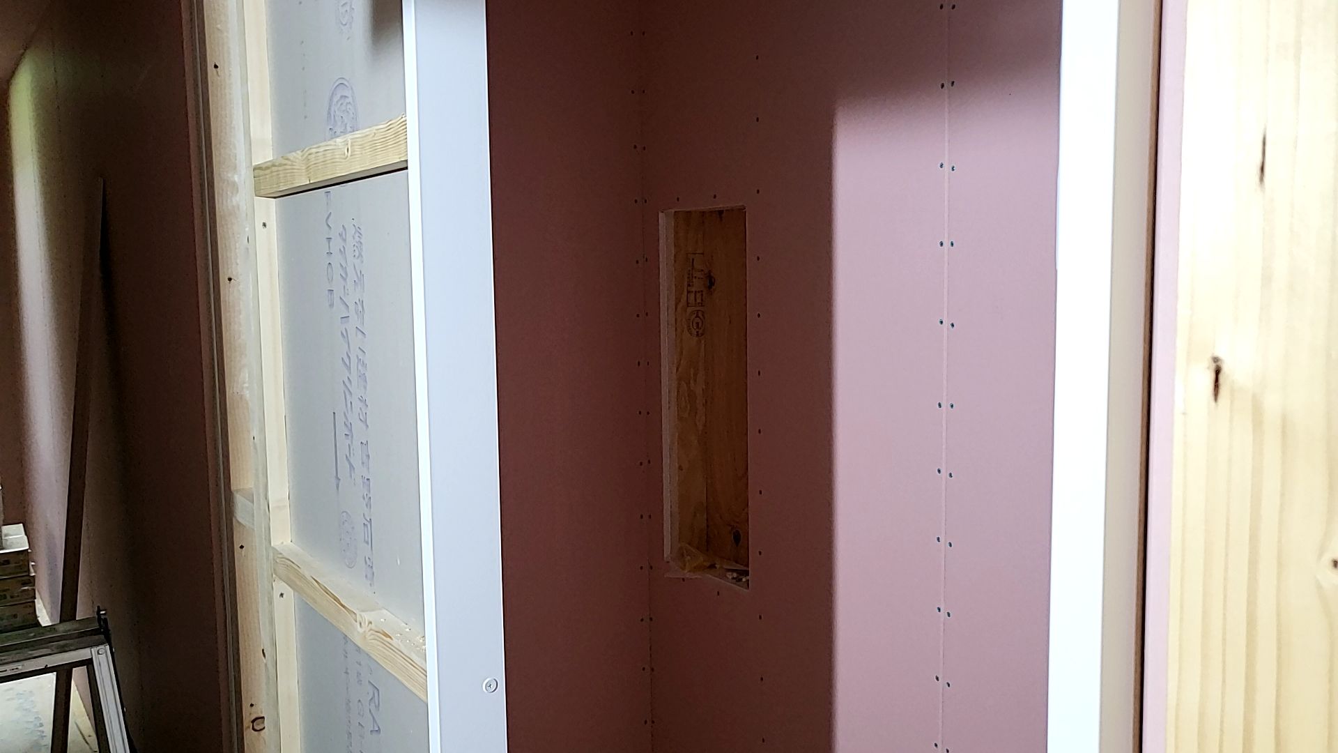 下地造作工事が行われている様子です。