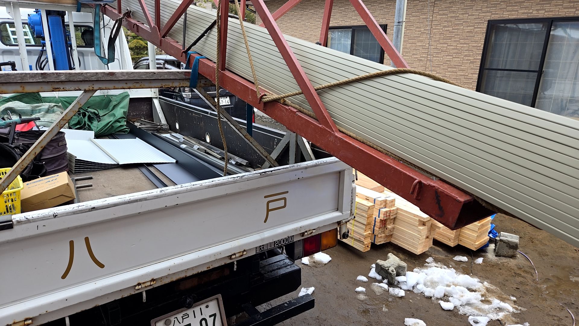 板金業者による屋根板金が搬入されました。これより施工に入ります。