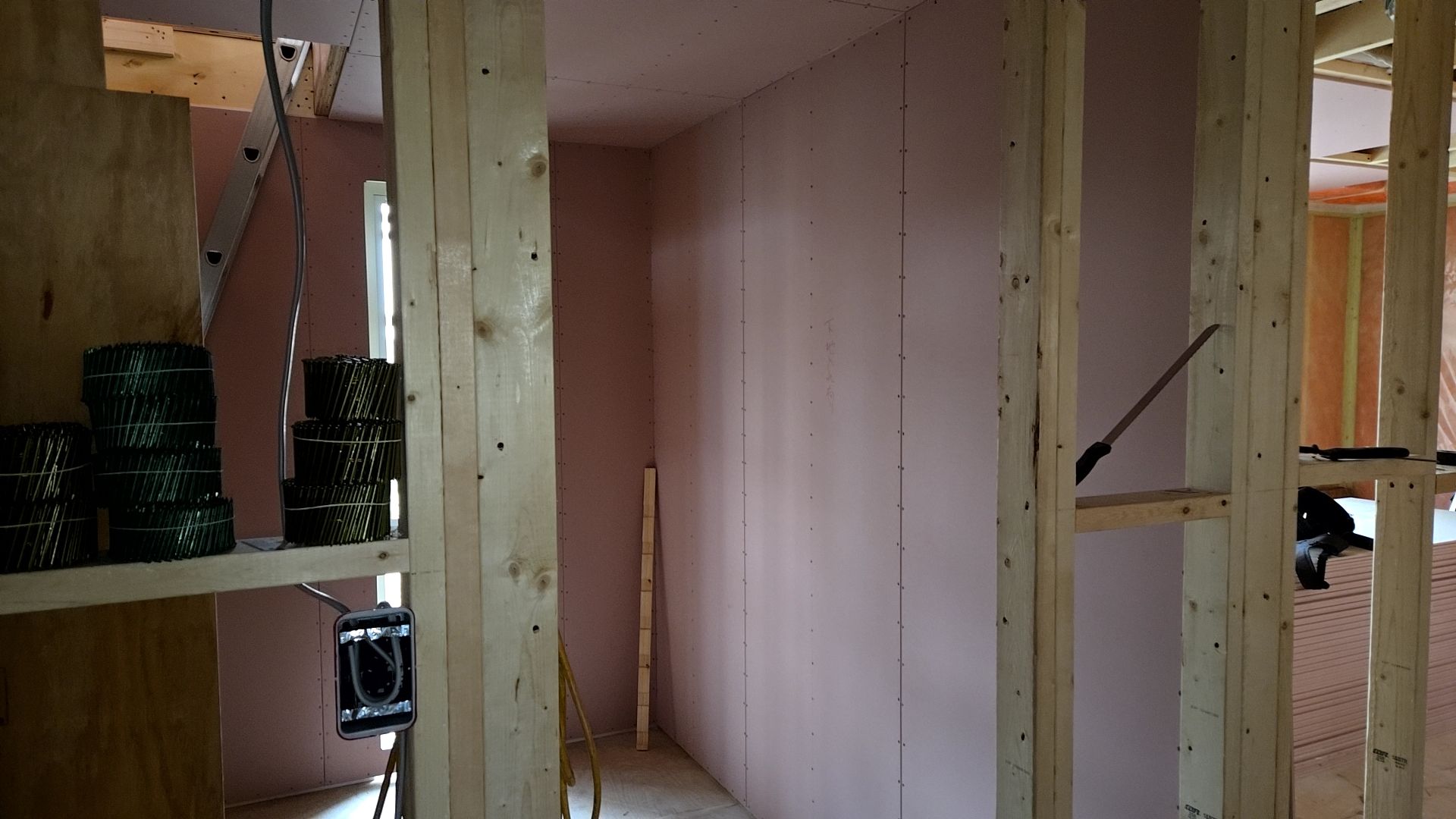 耐火ボードを張っている様子です。ビス間隔に注意しながら丁寧に貼っていきます。