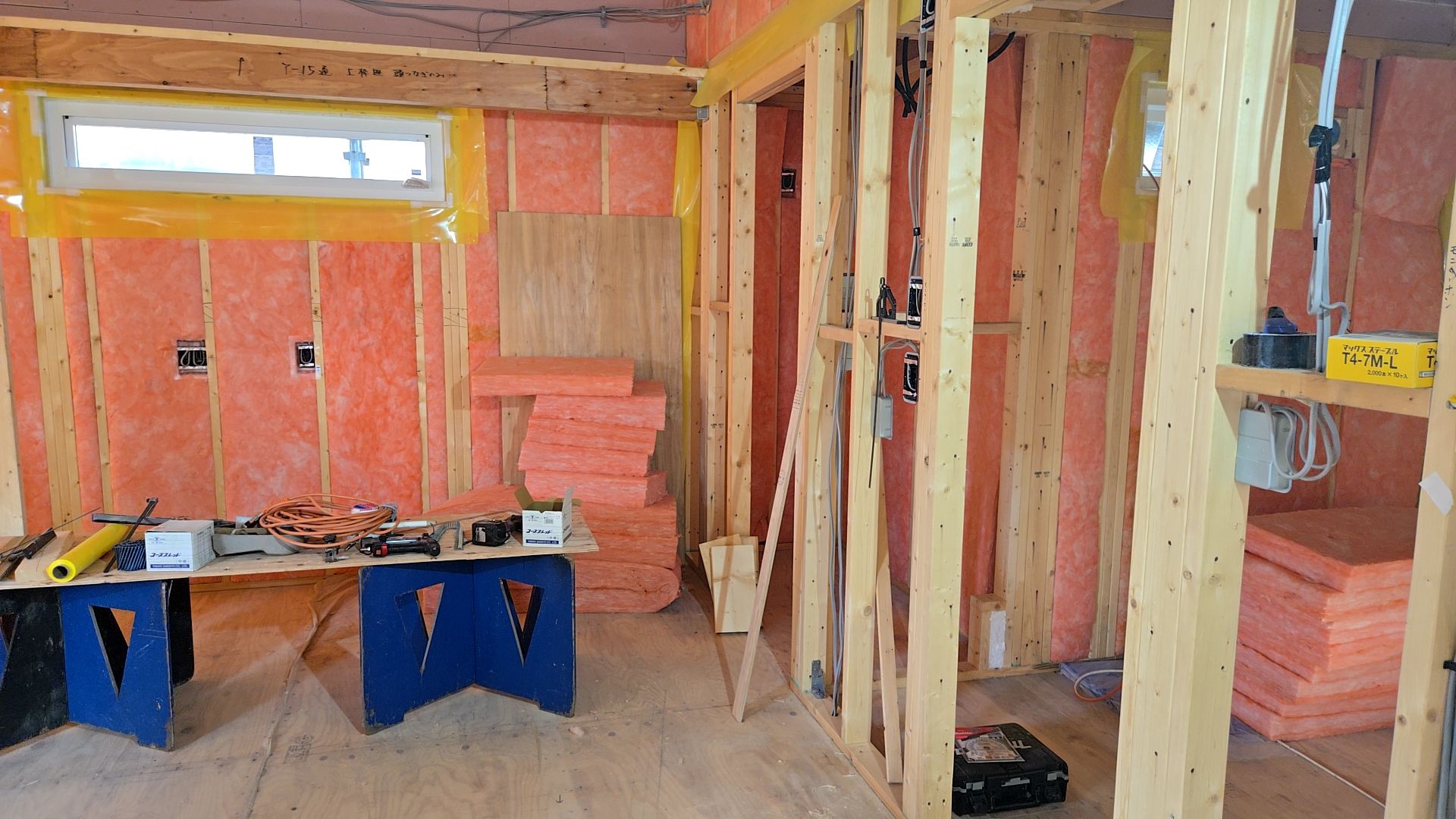 内部断熱材の充填施工を行っている様子です。隙間のないよう丁寧に充填を行っております。