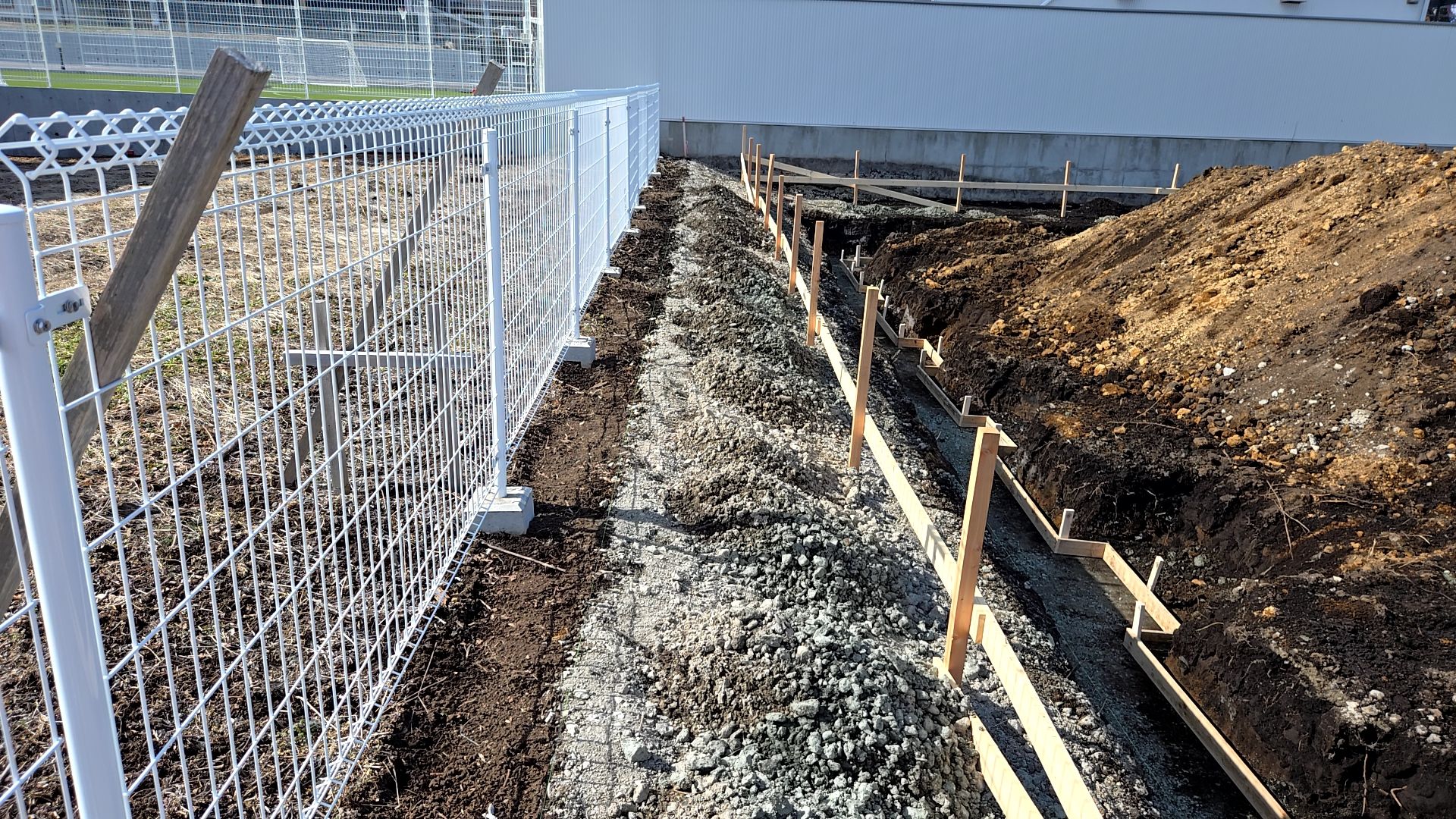 建物の通り芯は常に確認しながら、作業を進めていきます。