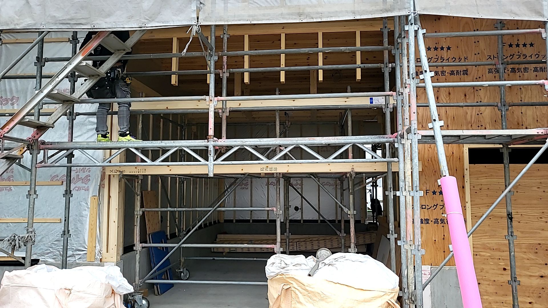 ガレージ周りの下地造作工事を行っている様子です。