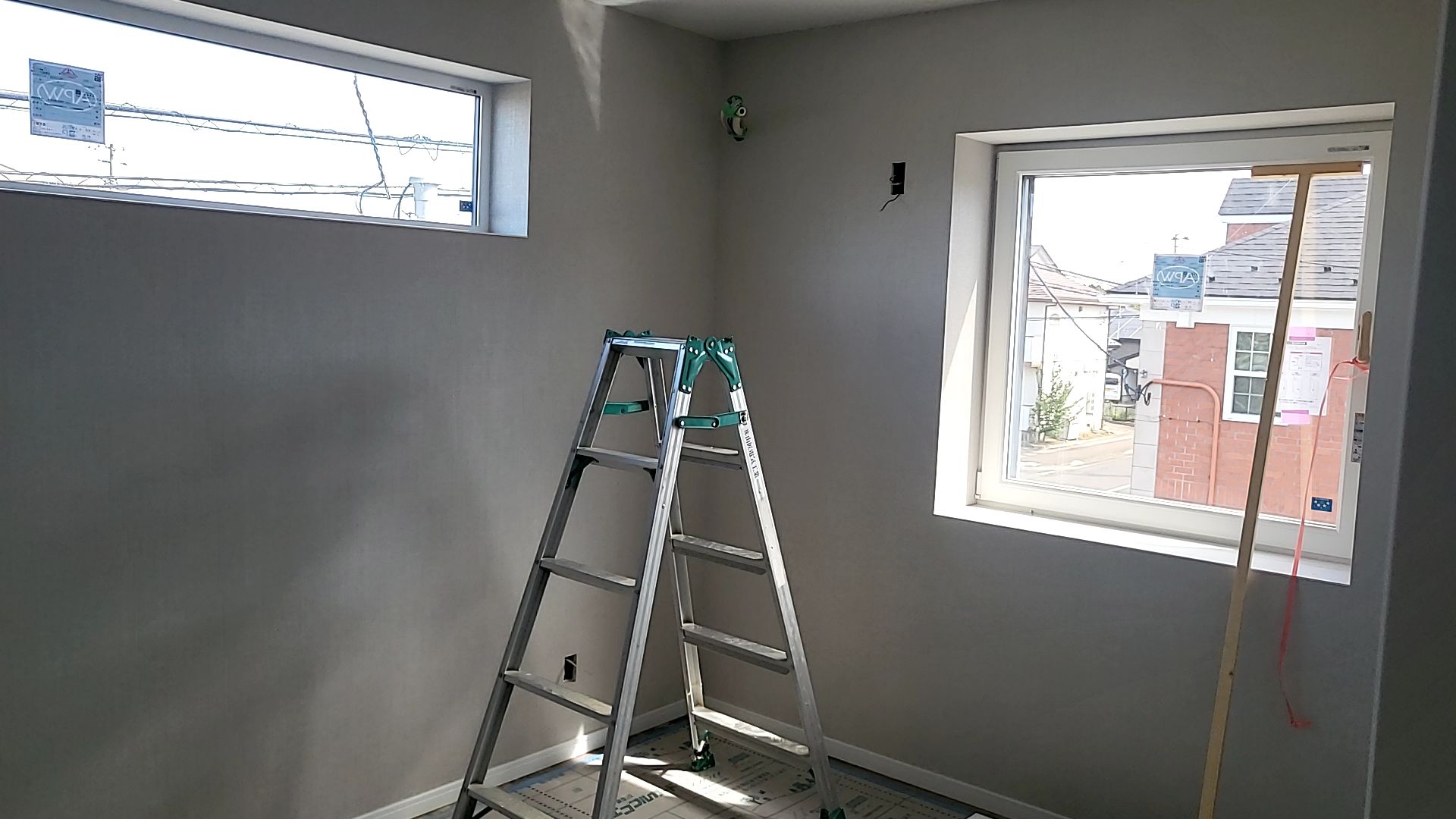 クロス貼りが行われている様子です。