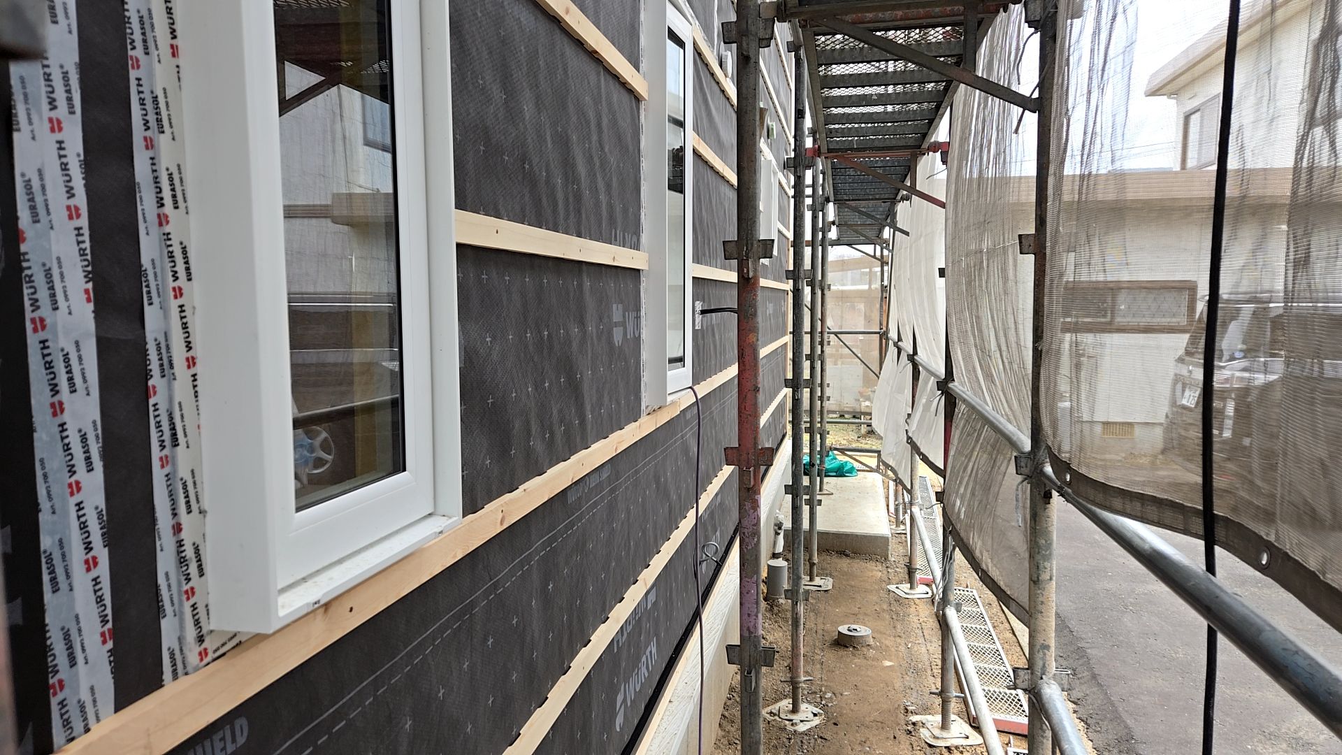 釘などに注意しながら、丁寧に作業している様子です。