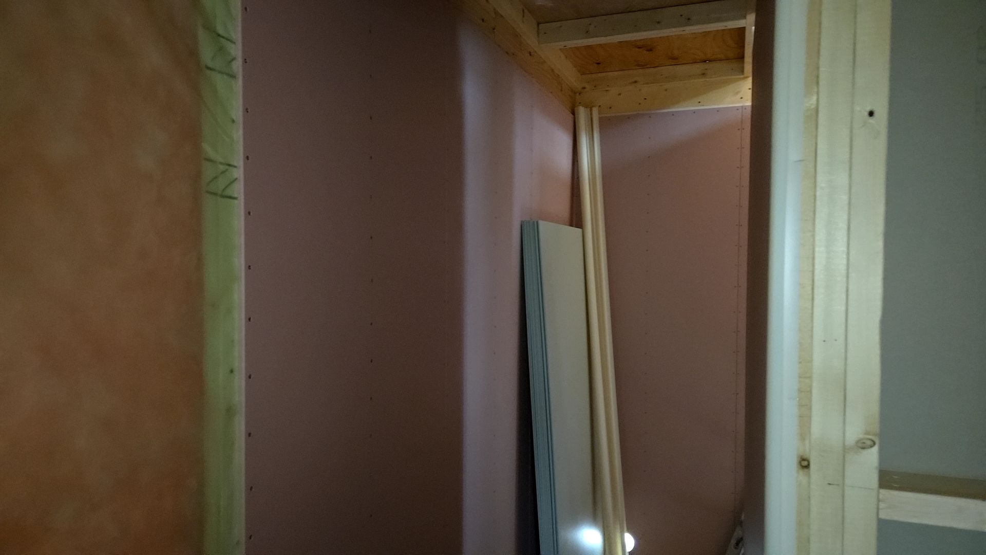 図面・仕様を確認しながら、安全に作業を進めております。