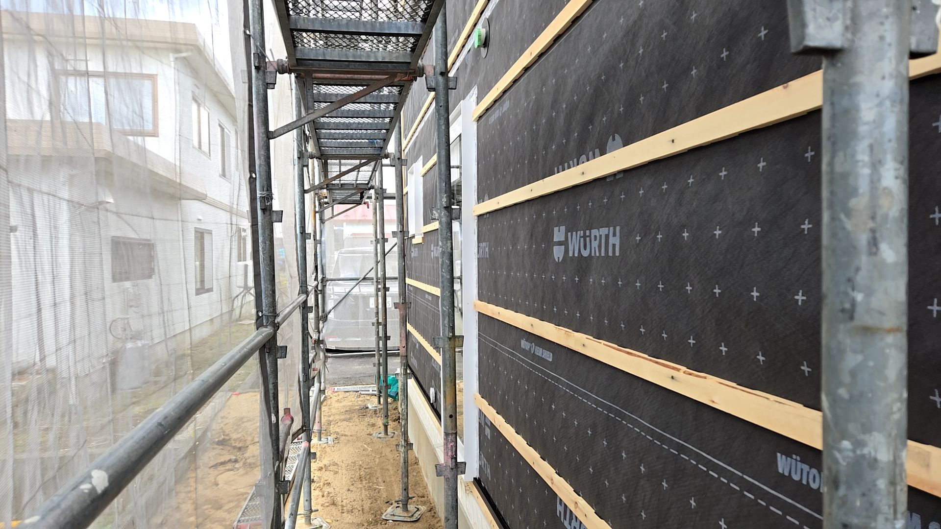 通気胴縁の施工の様子です。