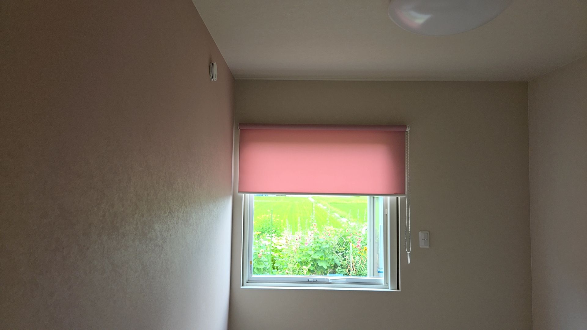 ロールスクリーンの取り付けが行われました。