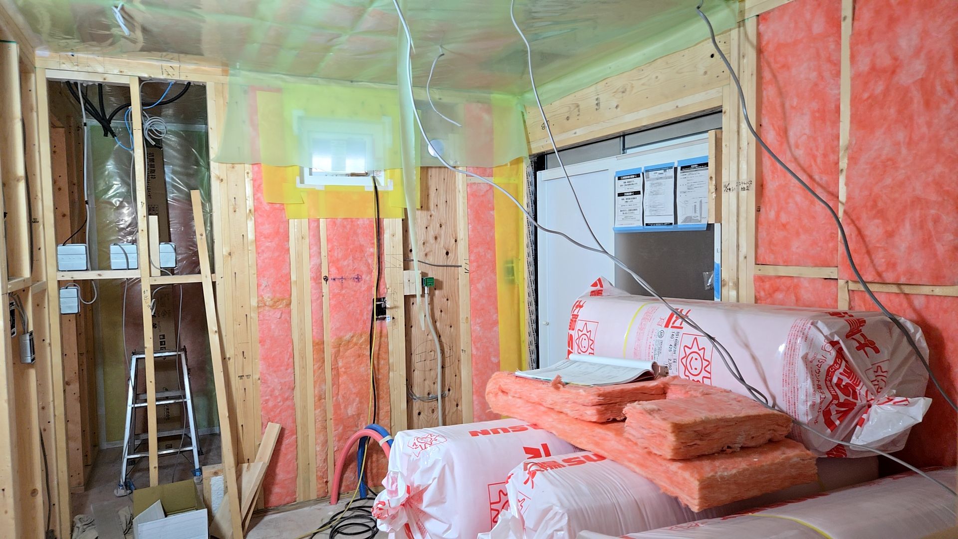 防湿シート貼りが行われている様子です。シワやよれが出ないよう丁寧に作業を進めております。