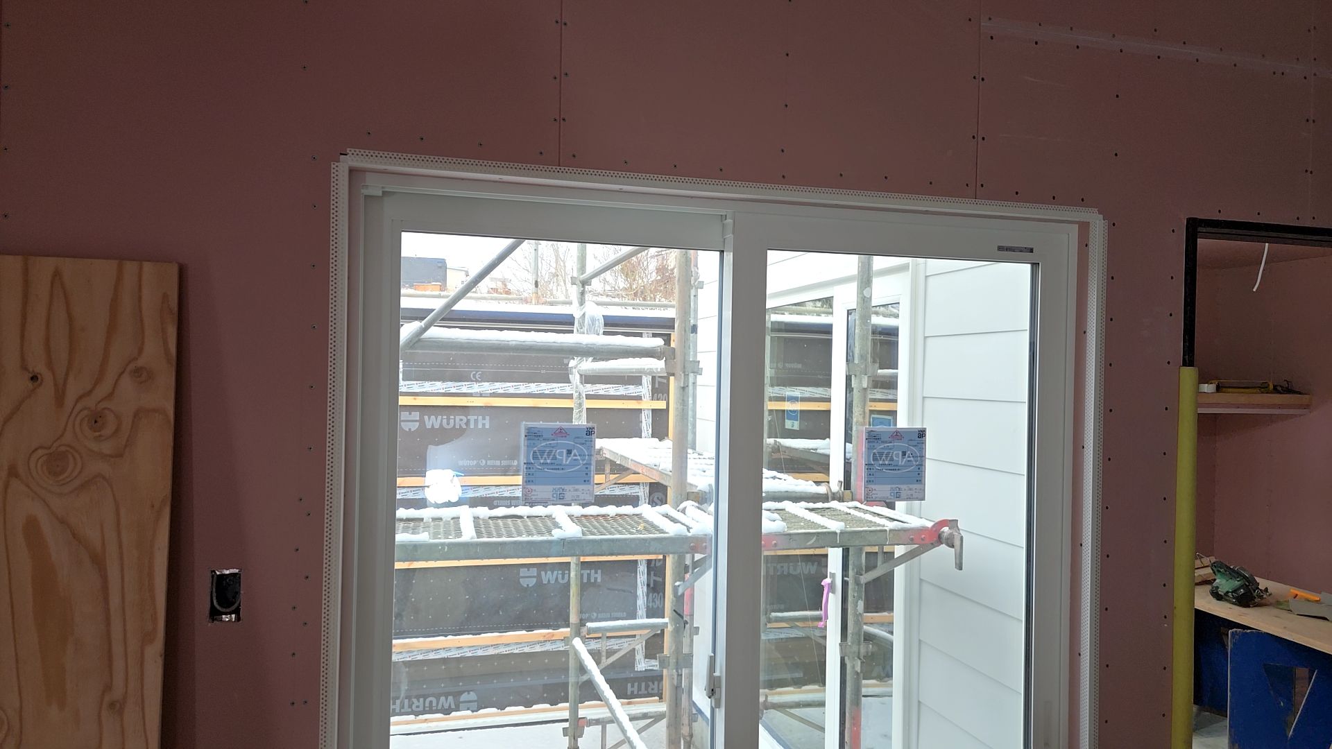 建築による枠付け造作工事が行われました。水平・垂直を正確に出すことが重要です。