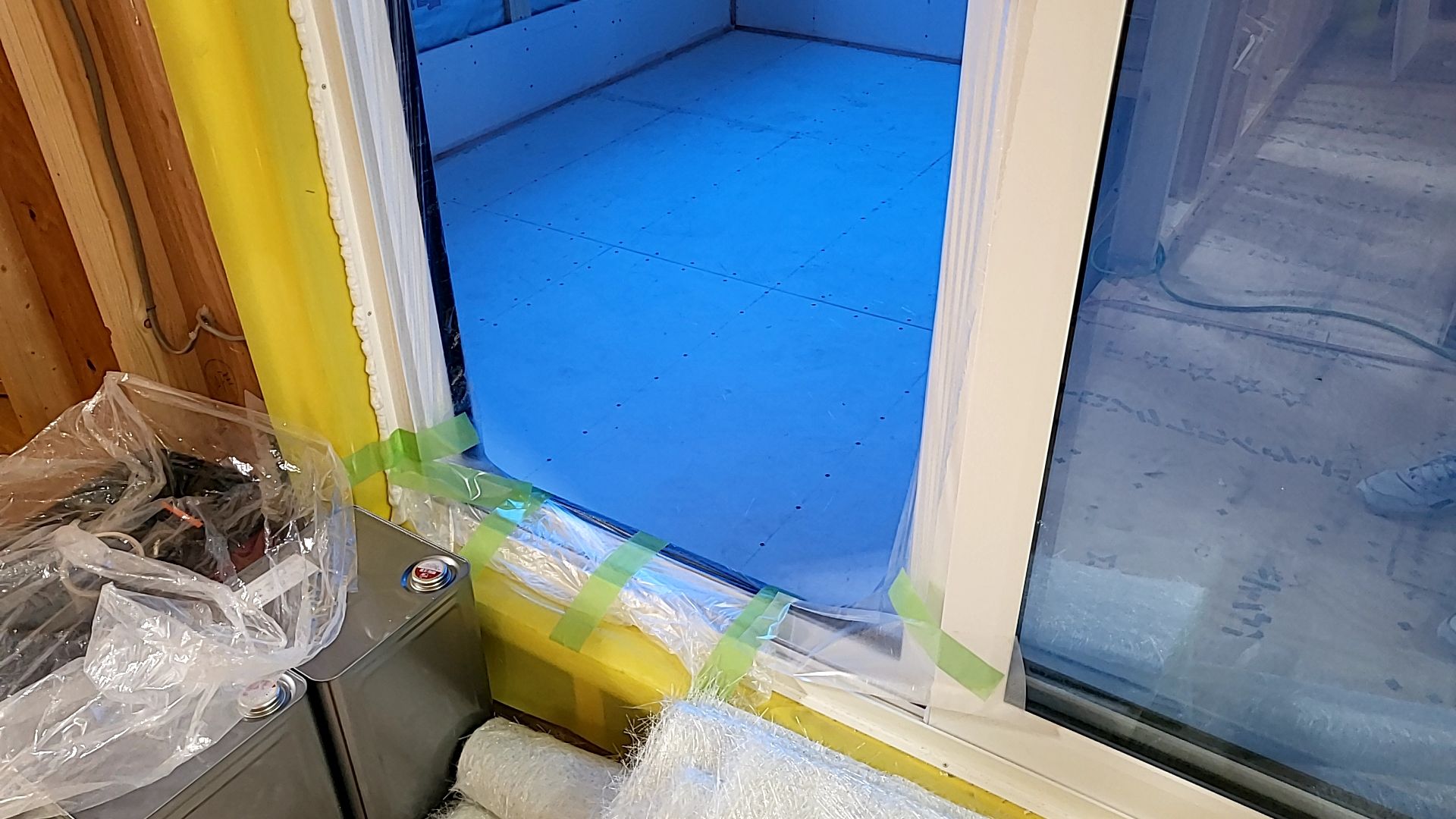 設備業者による内部配管工事が行われている様子です。