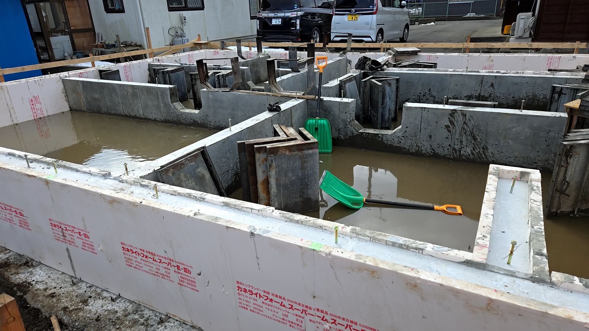 型枠バラシが行われている様子です。