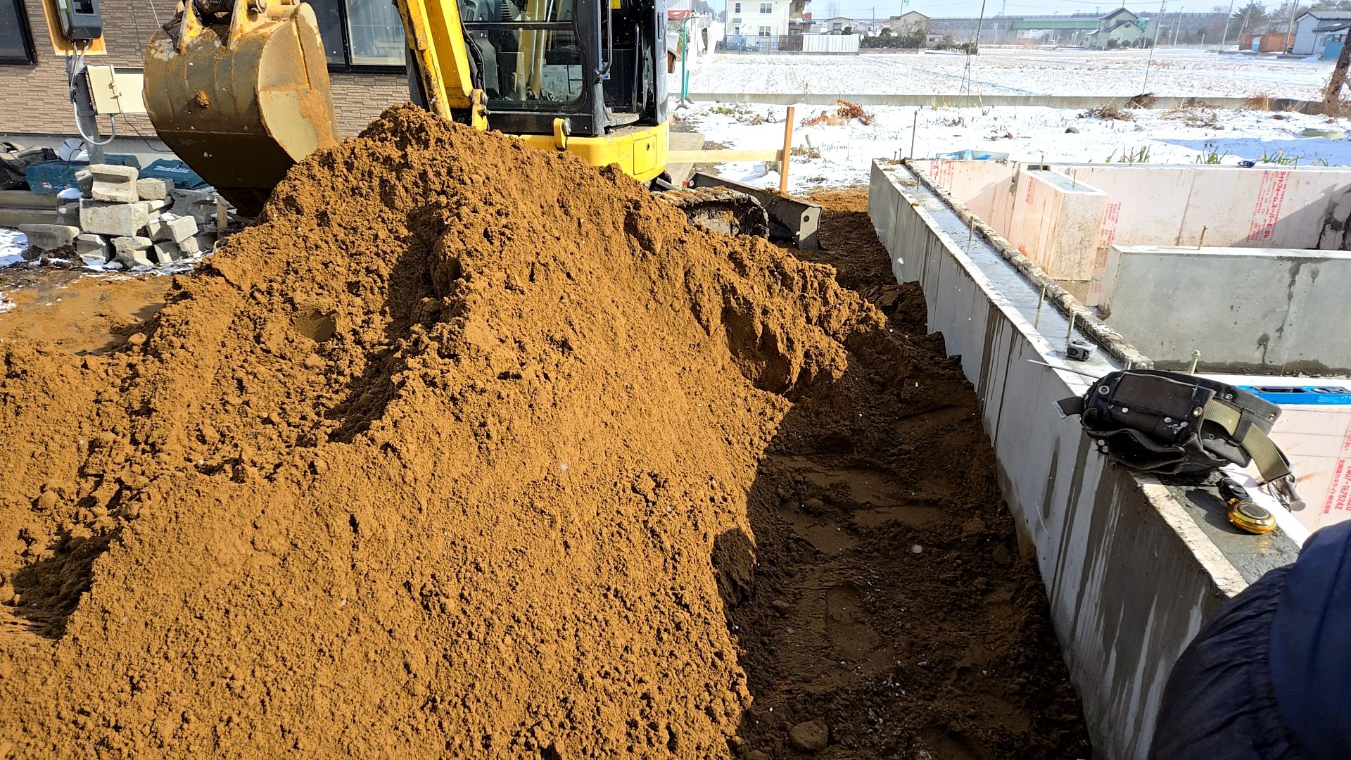 基礎にキズを付けないよう丁寧に作業しております。