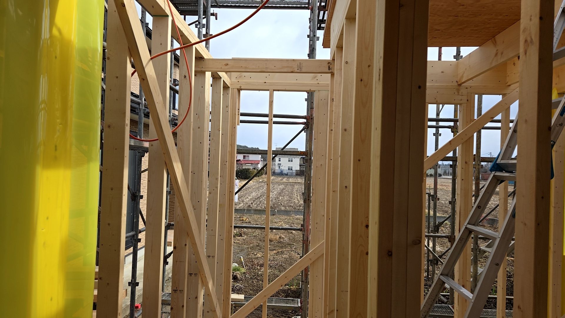 釘の打ち込み方法・場所の確認等、図面・仕様を確認しながら、正確に施工しております。