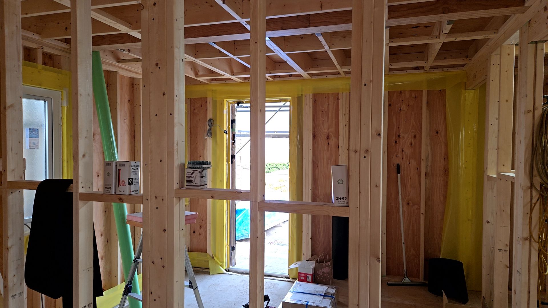 仕様を確認しながらシート貼りを行っている様子です。