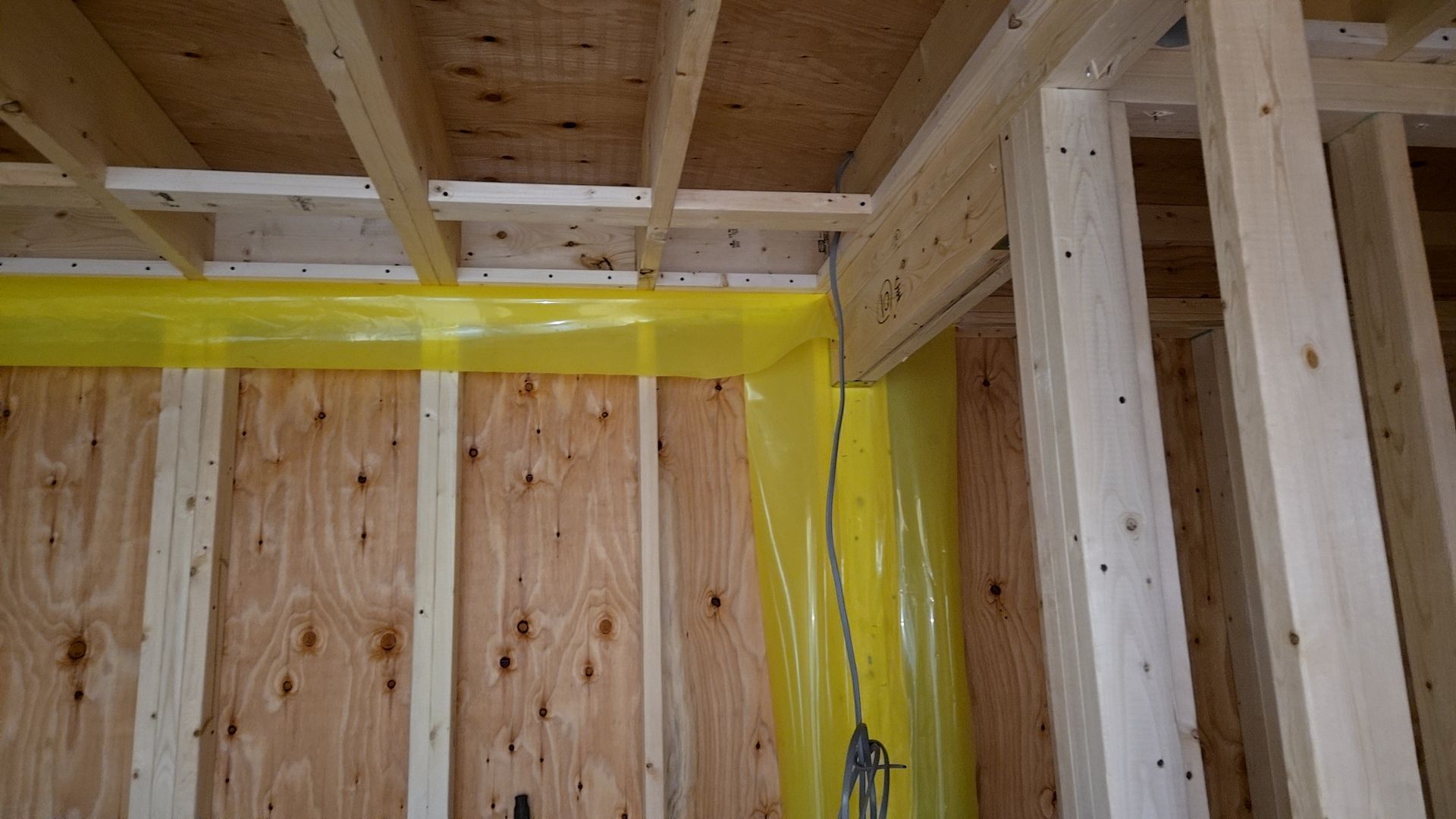 穴を開ける場所や径など、十分に注意確認しながら作業を進めております。