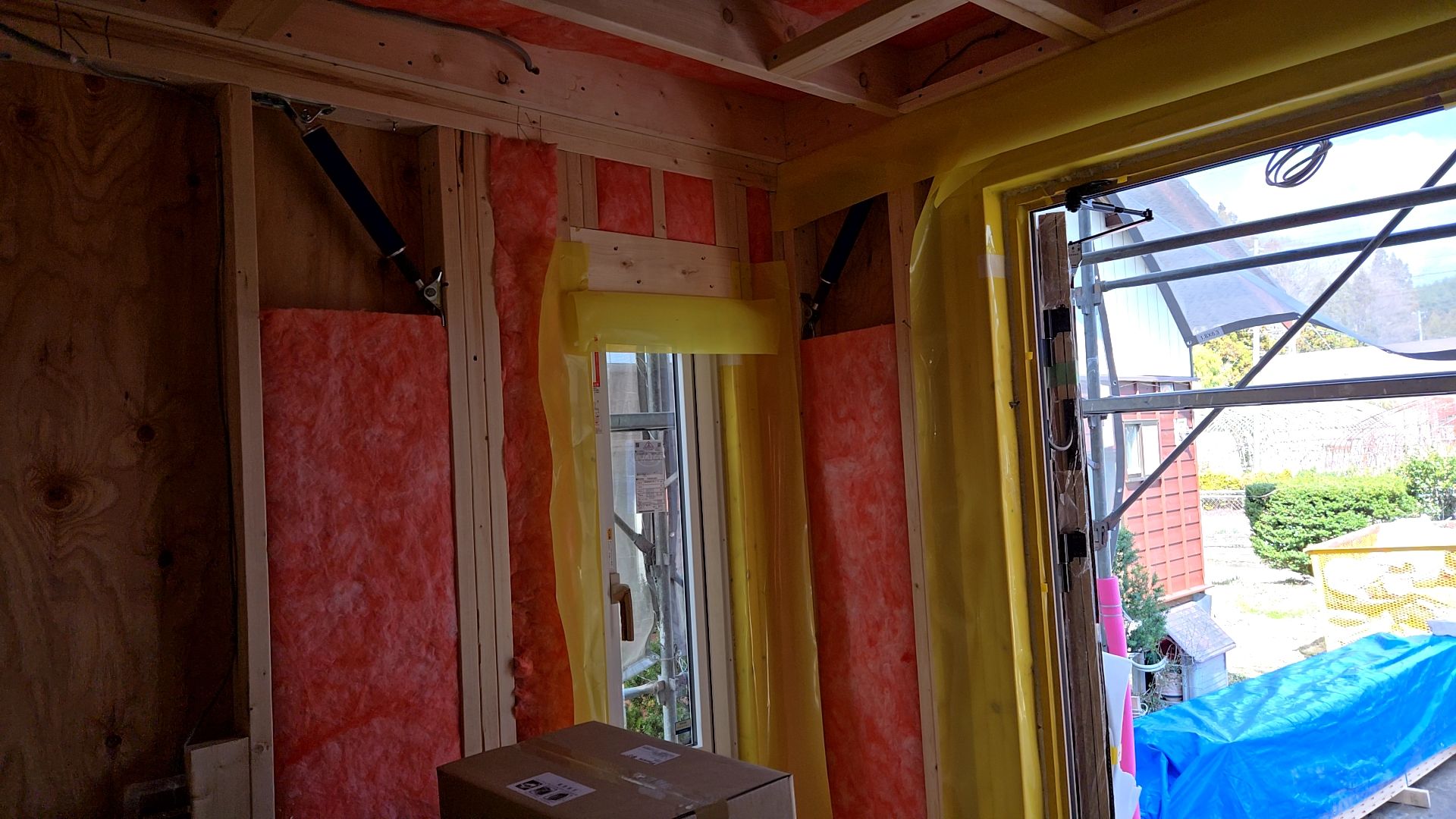 現場内をきれいに片付けながら、怪我や事故のないよう作業を進めております。